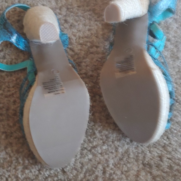 Avon Mark Brand Shoes - Picture 2 of 4